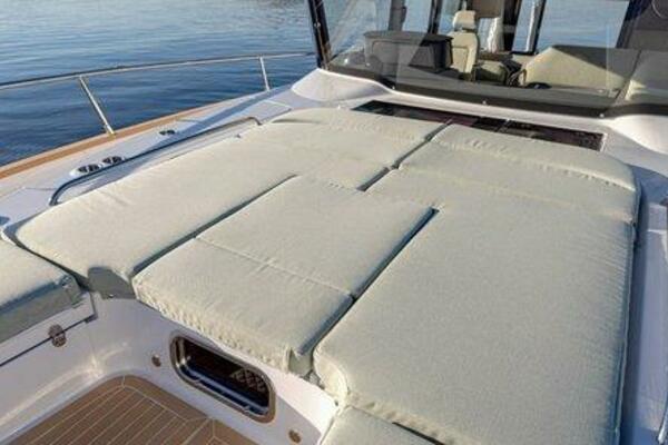 Nimbus 495 Flybridge Forward Seating