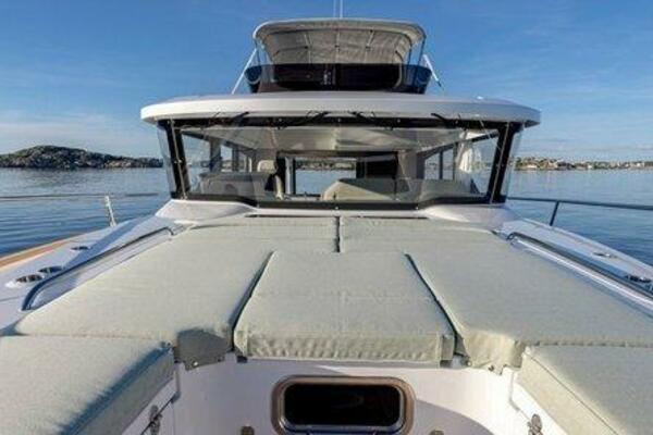 Nimbus 495 Flybridge Forward Seating