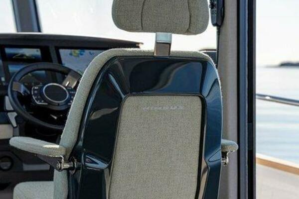 Nimbus 495 Flybridge Helm