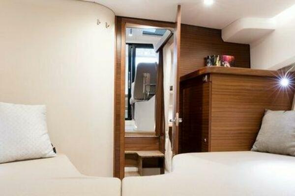 Nimbus 305 Coupe Cabin