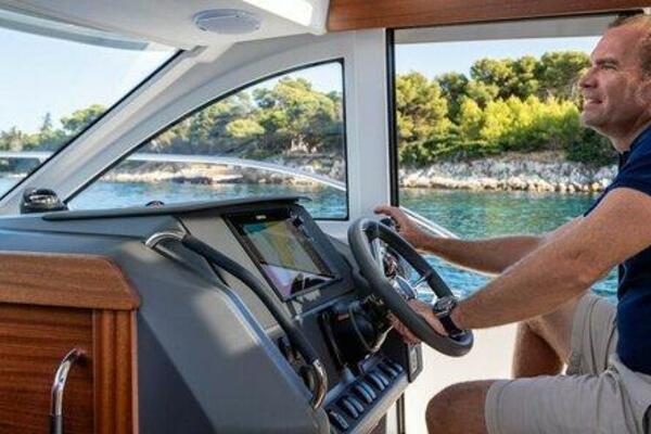 Nimbus 305 Coupe Helm