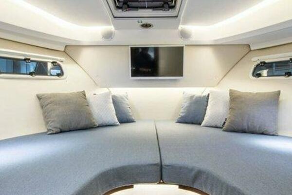 Nimbus 305 Coupe Cabin