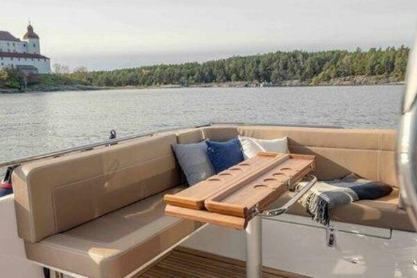 Nimbus 365 Coupe Aft Seating