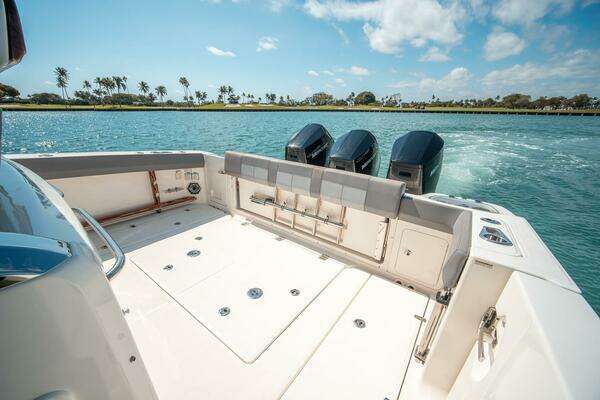 2023 Boston Whaler 42