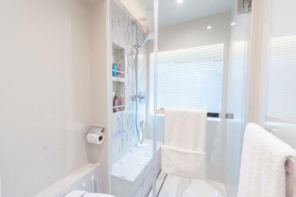 Horizon FD80 SHERI LYNN - Master Stateroom Ensuite Head