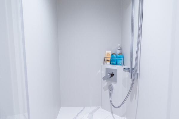 Horizon FD80 SHERI LYNN - VIP Stateroom Ensuite Head