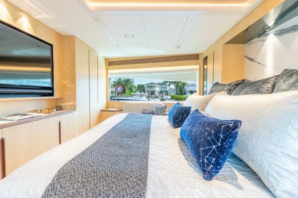 Horizon FD80 SHERI LYNN - Master Stateroom