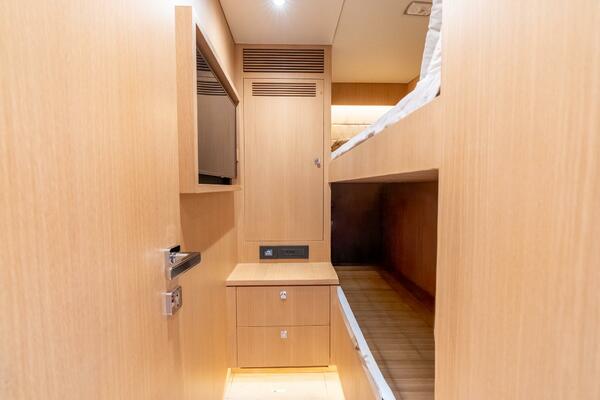 Horizon FD80 SHERI LYNN - Crew Quarters 