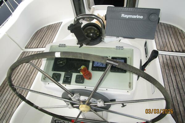 35' Beneteau cockpit helm
