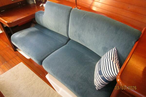 35' Beneteau salon port seating2