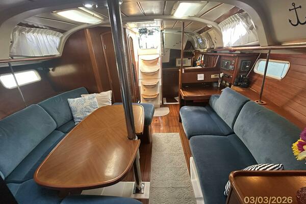 35' Beneteau salon aft