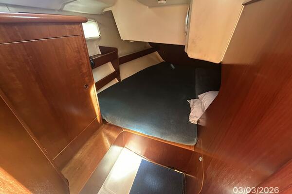 35' Beneteau aft stateroom1