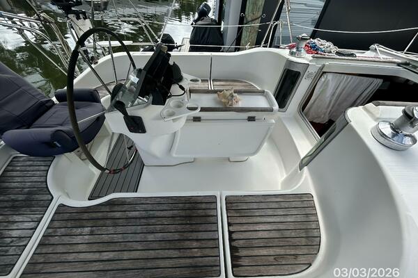 35' Beneteau cockpit port
