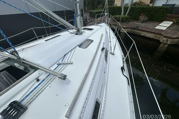 35' Beneteau foredeck1