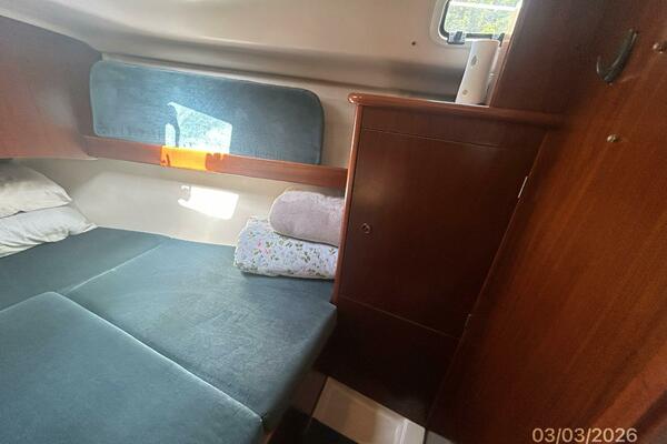 35' Beneteau forward stateroom starboard