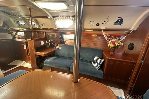 35' Beneteau salon port