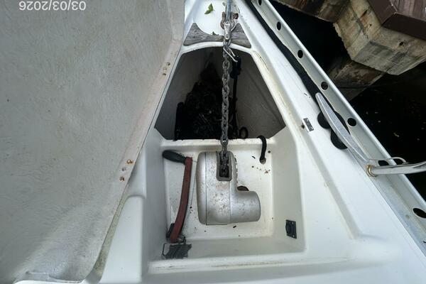 35 Beneteau anchor windlass