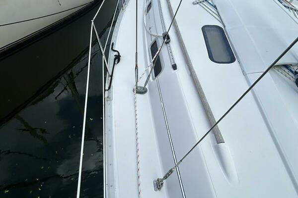 35' Beneteau starboard side deck