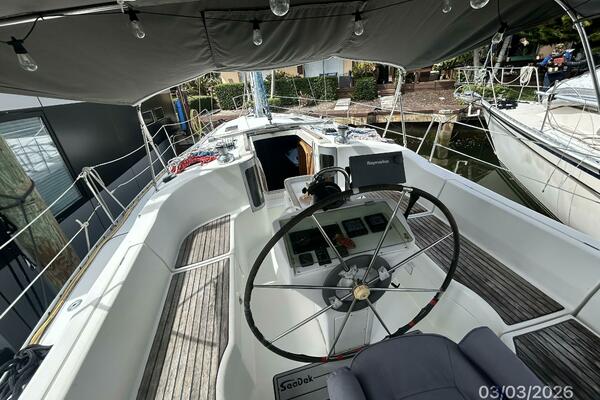 35' Beneteau cockpit forward