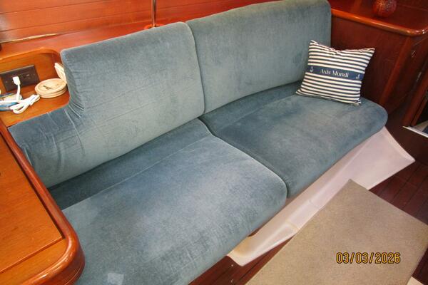 35' Beneteau salon port seating1