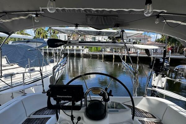 35' Beneteau cockpit aft