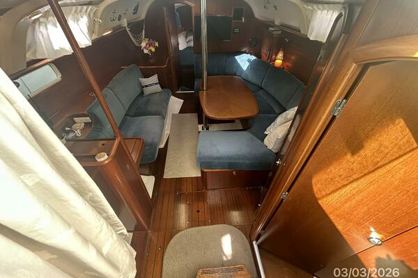 35' Beneteau salon forward