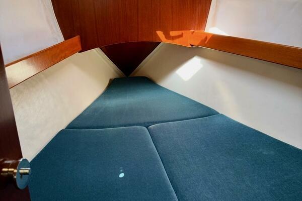 35' Beneteau forward stateroom