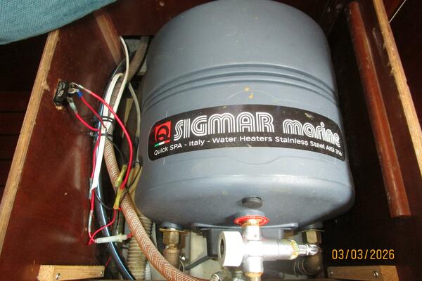 35' Beneteau water heater