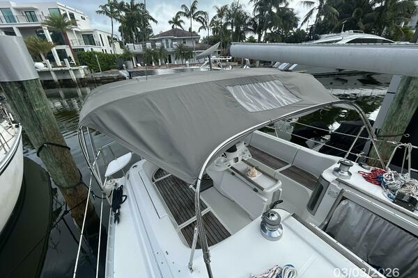 35' Beneteau cockpit bimini