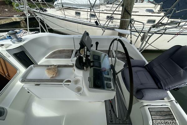 35' Beneteau cockpit starboard