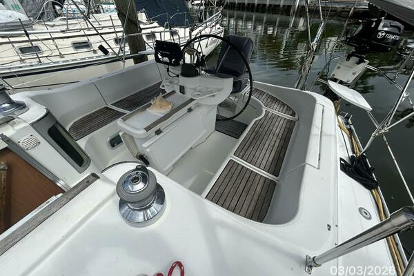 35' Beneteau cockpit2
