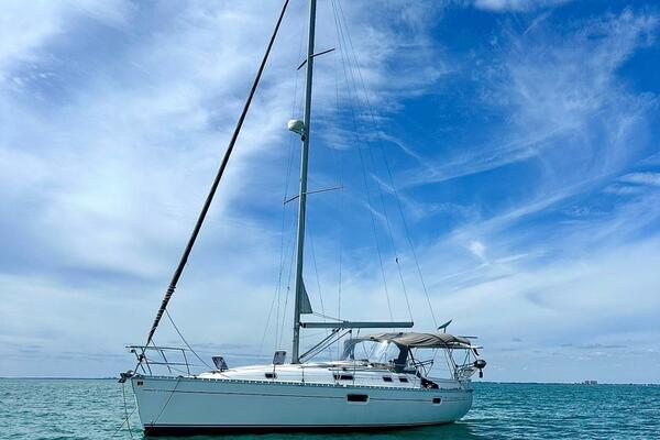 35' Beneteau port forward profile