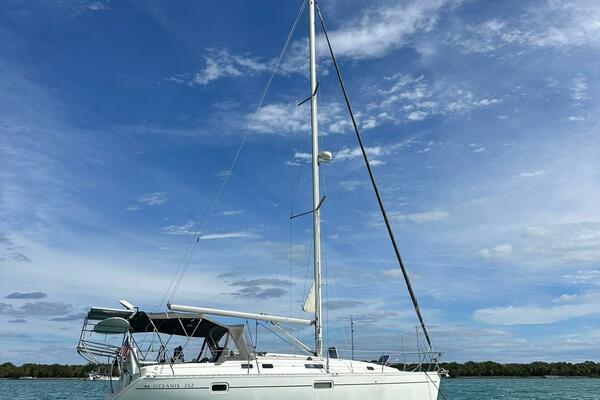 35' Beneteau starboard profile