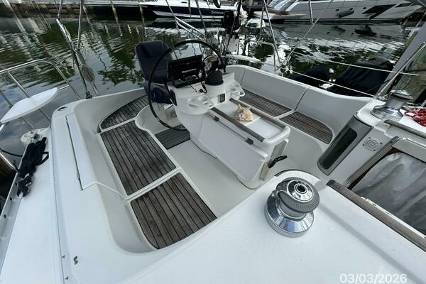 35' Beneteau cockpit1