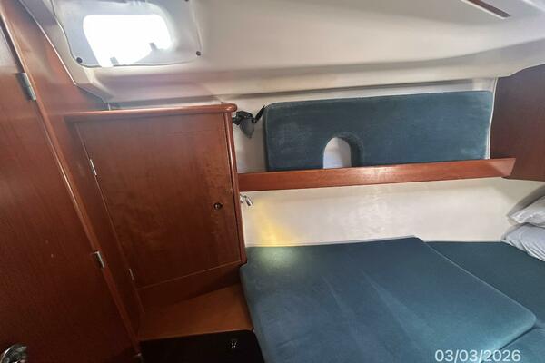 35' Beneteau forward stateroom port