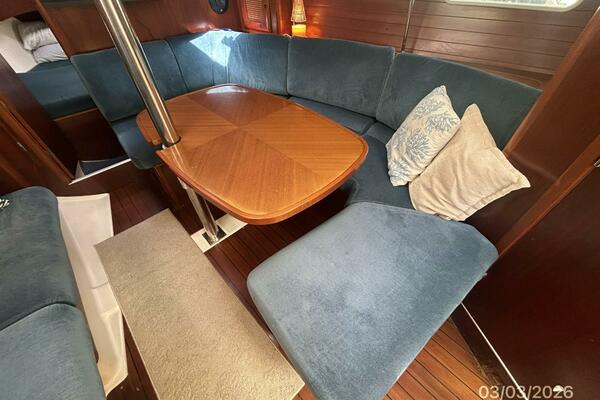 35' Beneteau salon starboard seating2