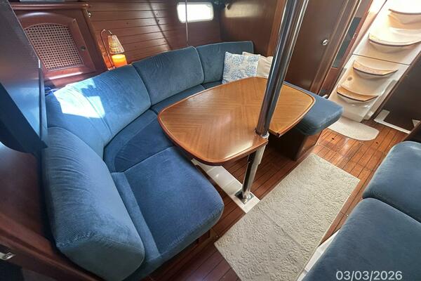 35' Beneteau salon starboard seating1