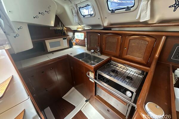 35' Beneteau galley1