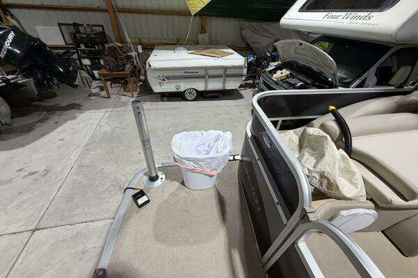 Photo of the 2011 Bennington 2554 GCW