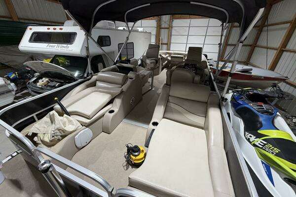 Photo of the 2011 Bennington 2554 GCW