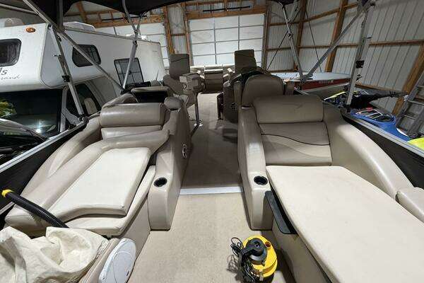 Photo of the 2011 Bennington 2554 GCW