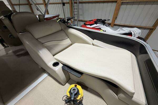 Photo of the 2011 Bennington 2554 GCW