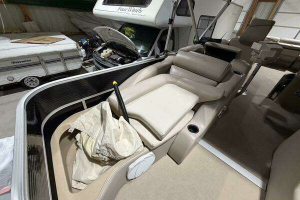 Photo of the 2011 Bennington 2554 GCW