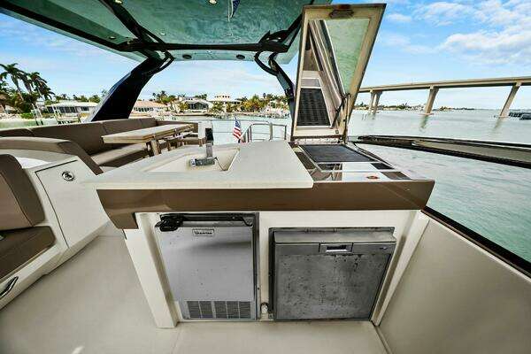 Marquis 630 Sport Yacht Yacht For Sale