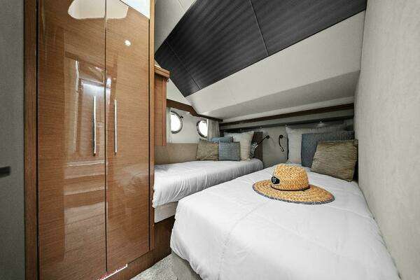 Marquis 630 Sport Yacht Yacht For Sale