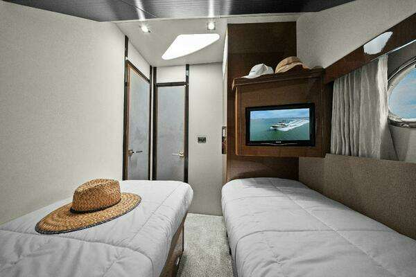 Marquis 630 Sport Yacht Yacht For Sale