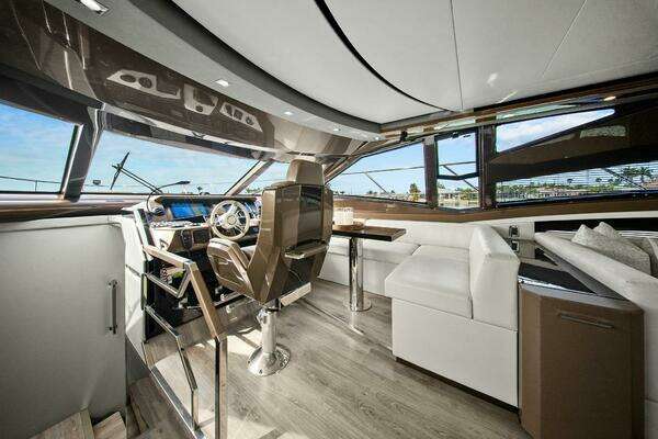 Marquis 630 Sport Yacht Yacht For Sale
