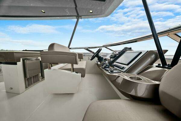 Marquis 630 Sport Yacht Yacht For Sale