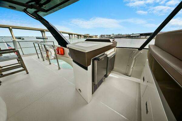 Marquis 630 Sport Yacht Yacht For Sale