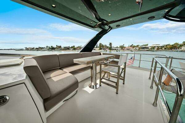 Marquis 630 Sport Yacht Yacht For Sale